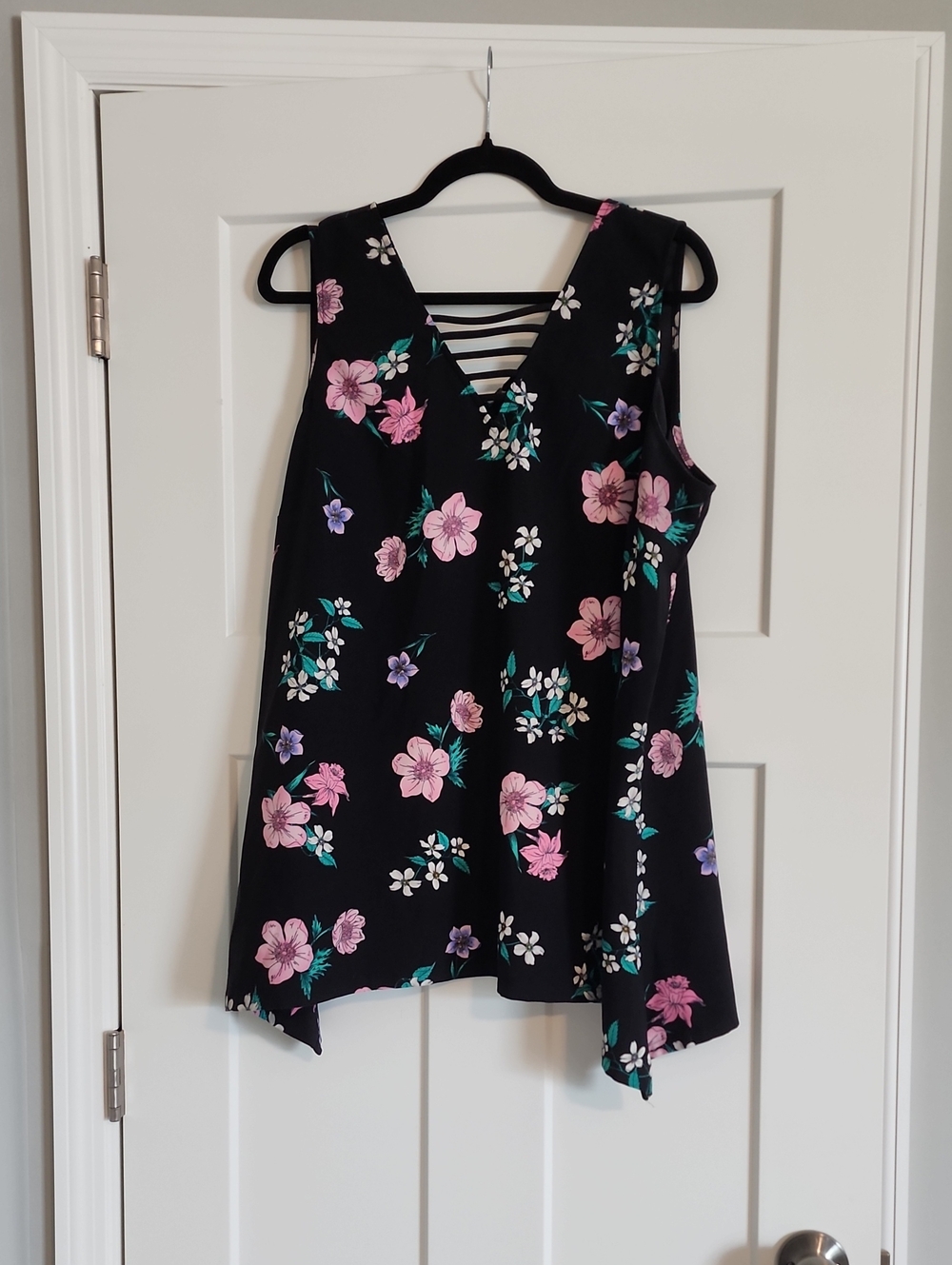 Lane Bryant Black Floral Strappy V-Neck Tank Top